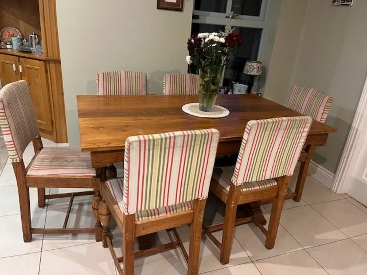 Oak Dinning Room Table and Chairs - Image 2