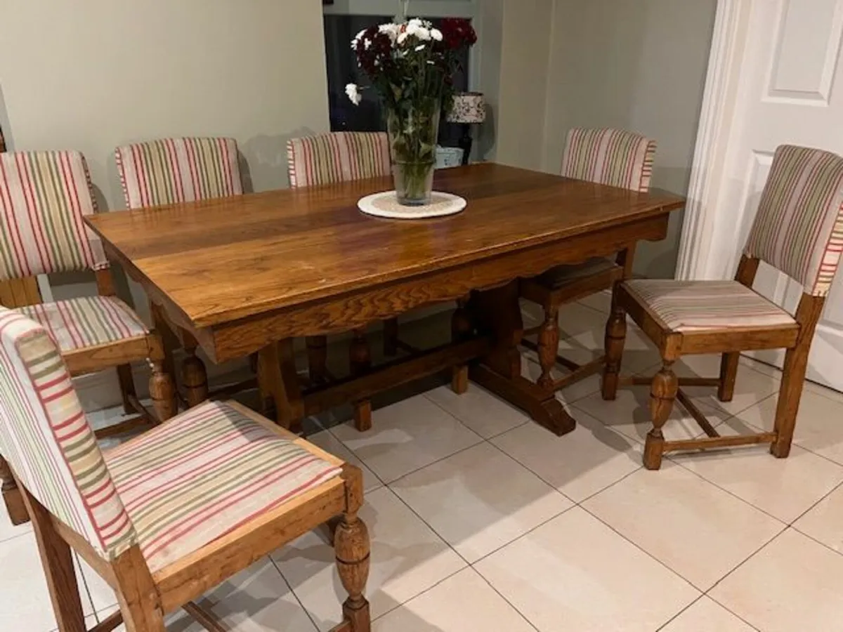 Oak Dinning Room Table and Chairs - Image 3