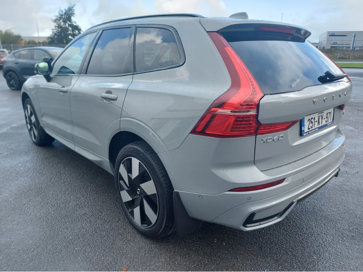 Volvo XC60 T6 PHEV PLUS DARK AWD - Image 4