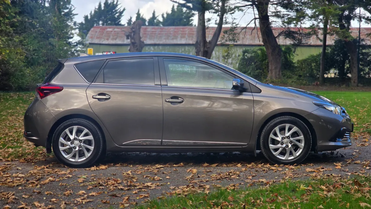 2017 Toyota Auris 1.4 D4D Luna - Image 3