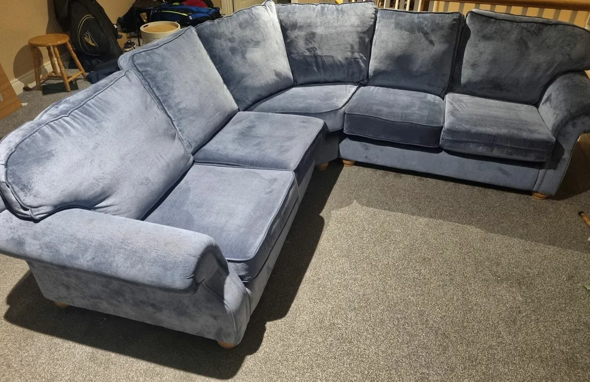 L shaped couch - Image 1