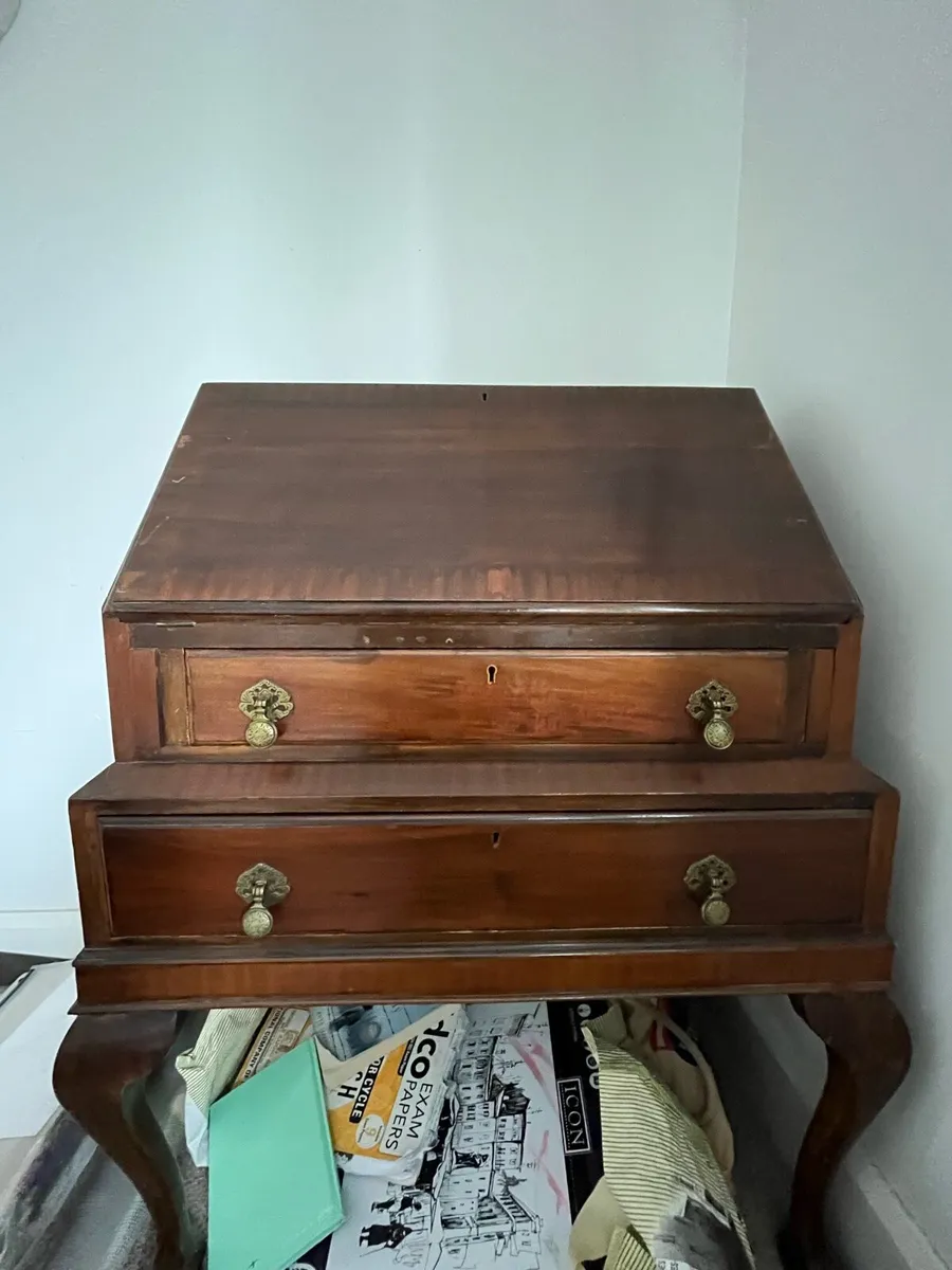 Antique desk - Image 1