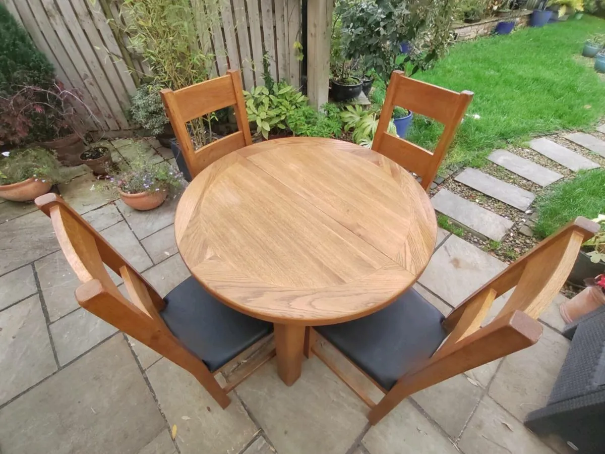 Round kitchen dining table - Image 1