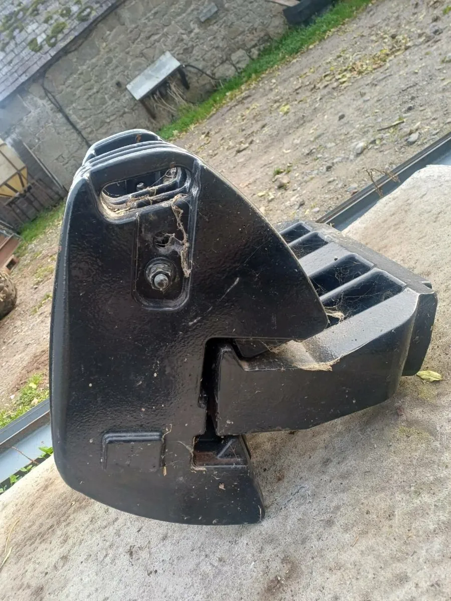 Case weights and front weight block - Image 4