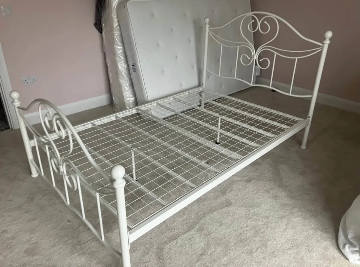 Beautiful 4 Foot Small Double White Metal Bed - Image 1
