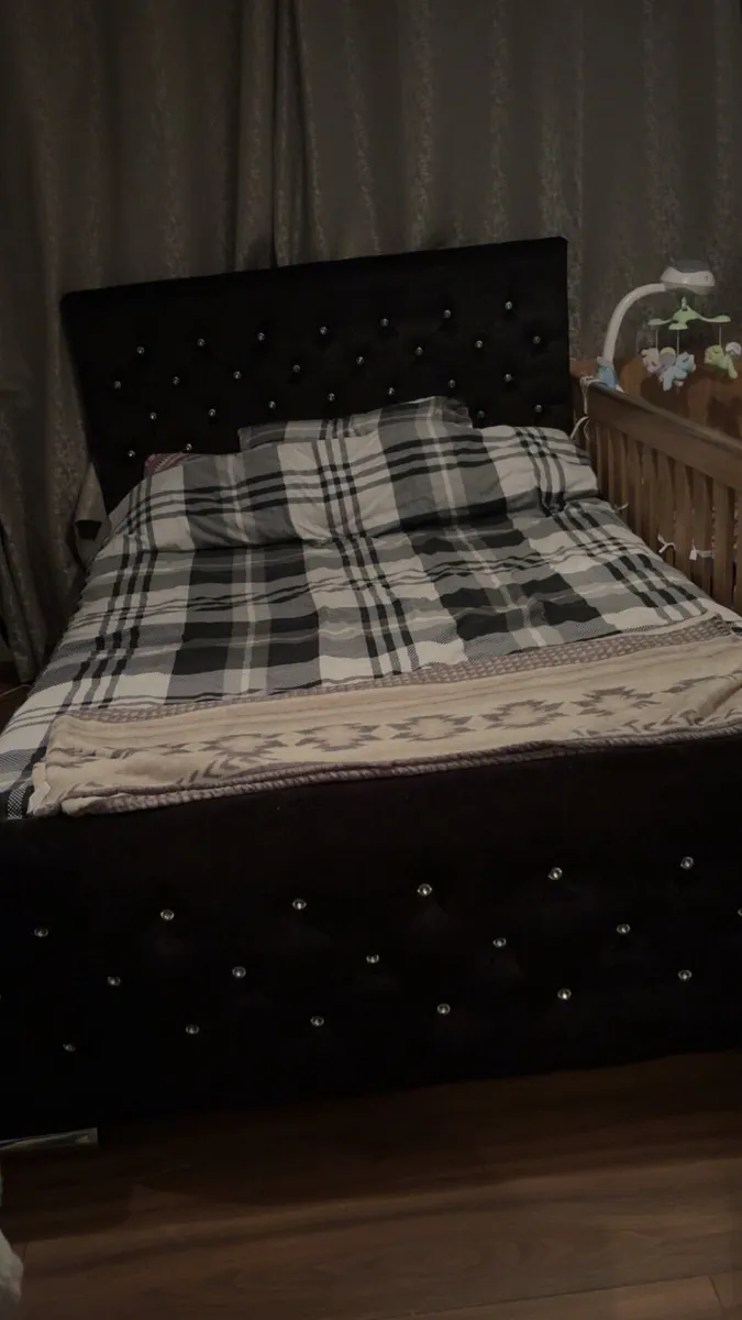 Double crush velvet bed - Image 1