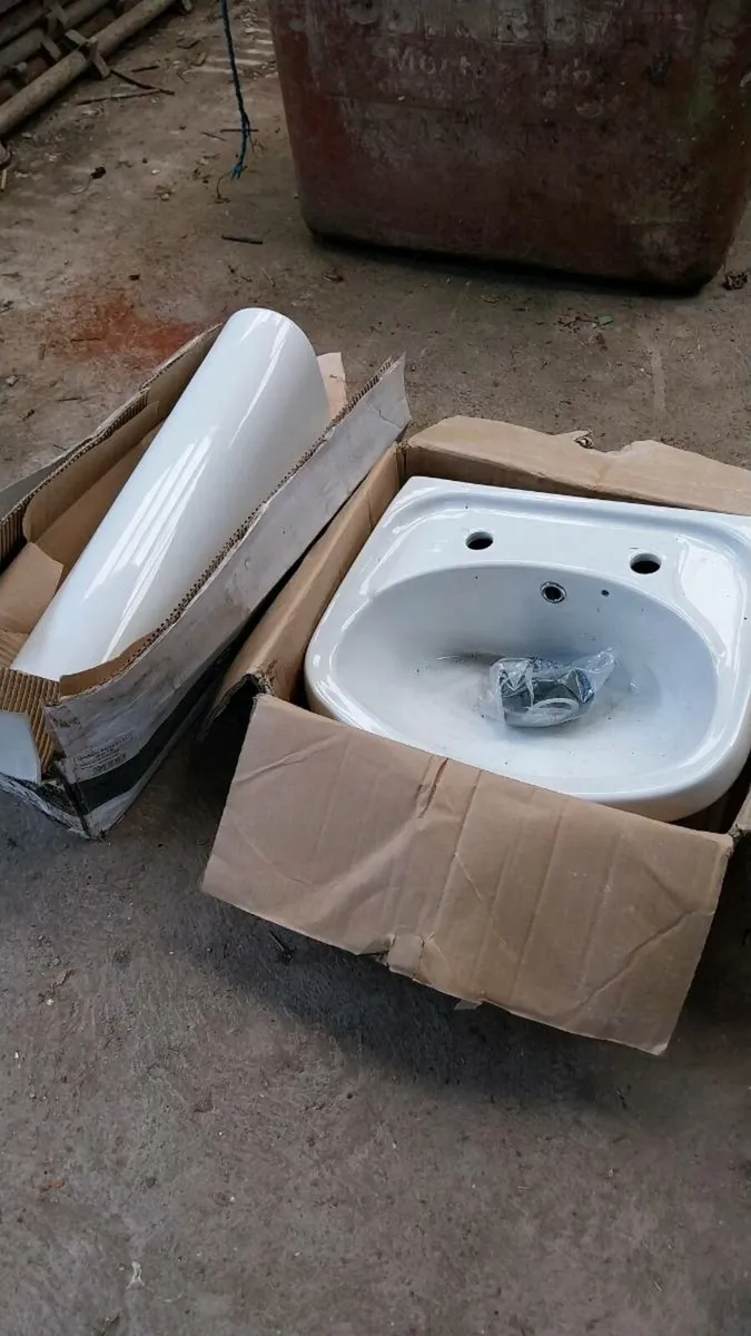 Sink and pedestal - Image 1