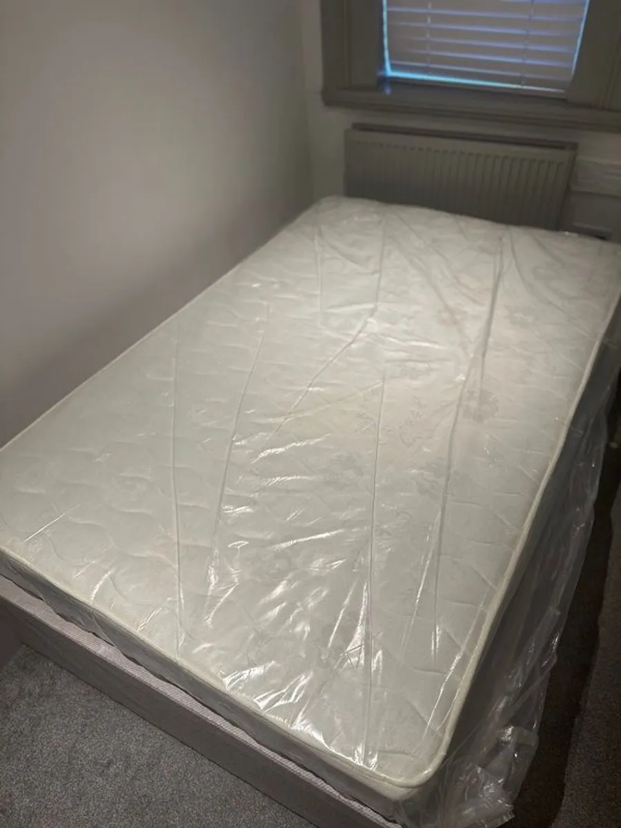 Double bed - Image 1