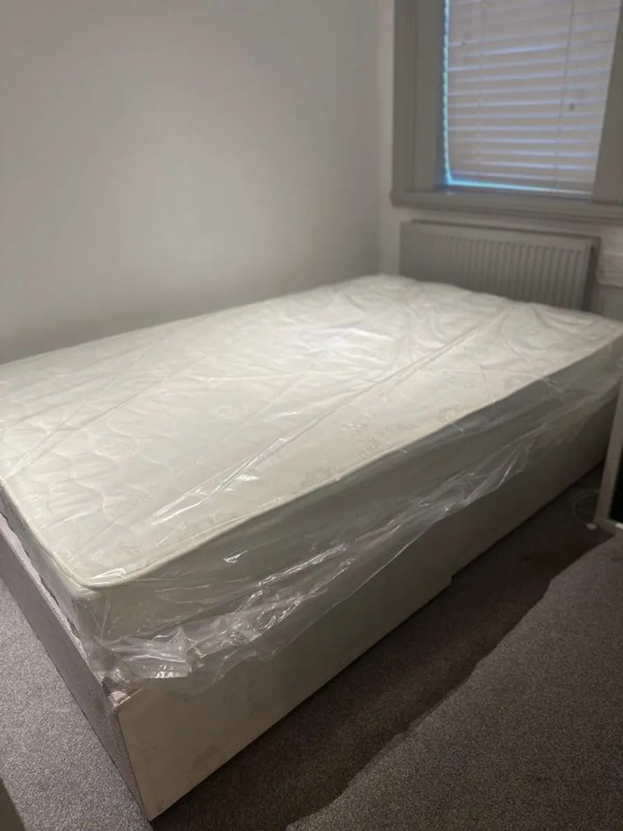 Double bed - Image 2