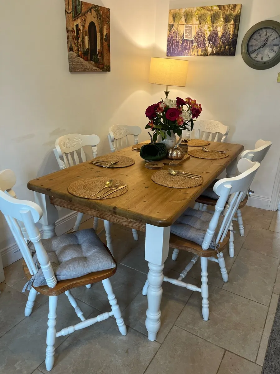 Table and chairs - Image 1