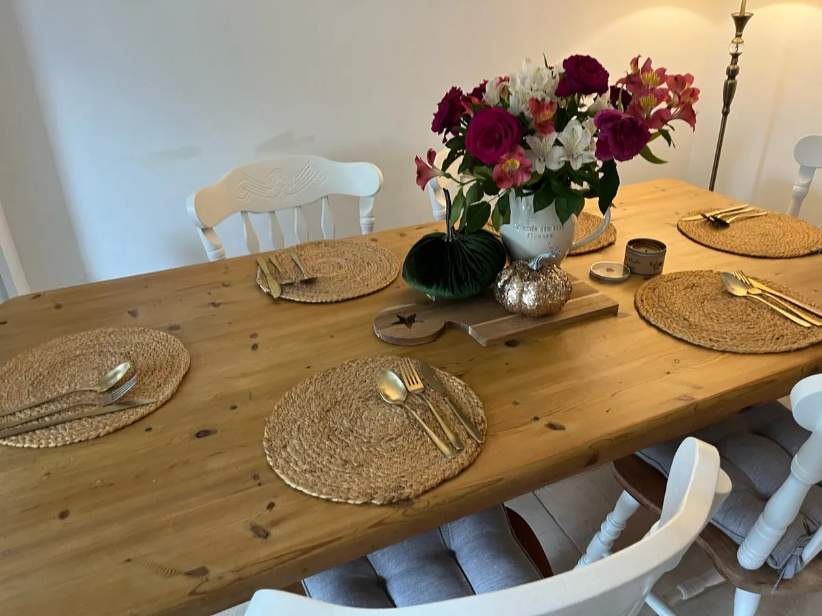 Table and chairs - Image 3