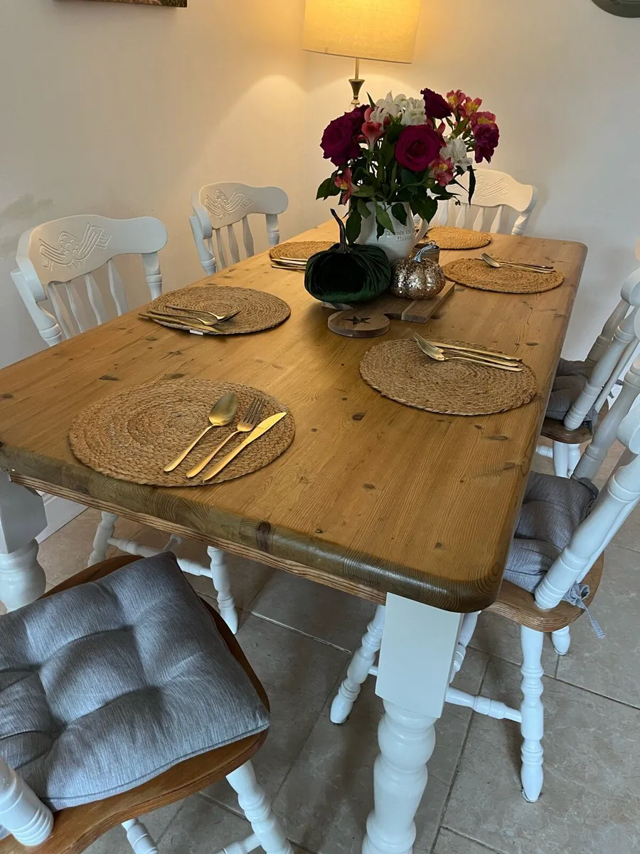 Table and chairs - Image 4