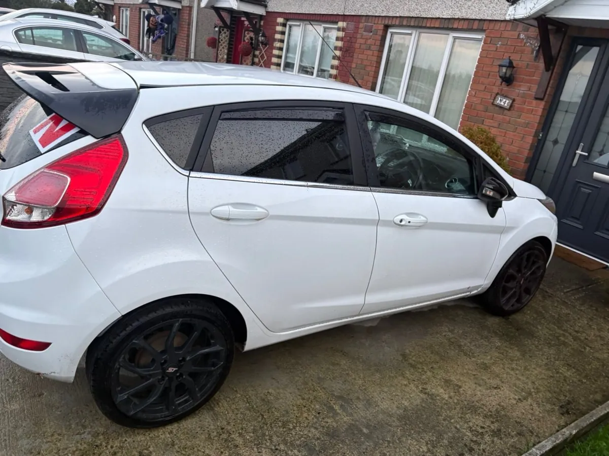 Ford Fiesta 2015 - Image 2