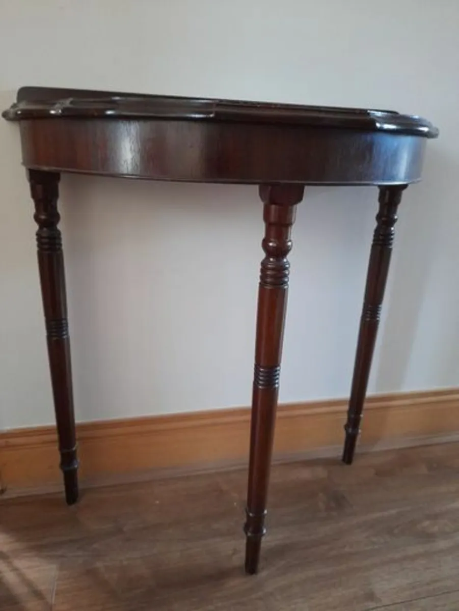 Half moon table - Image 1