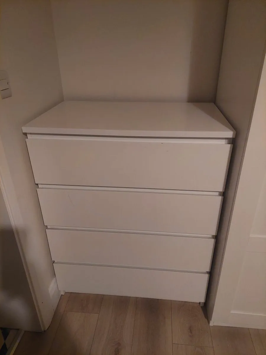 Chest of drawers