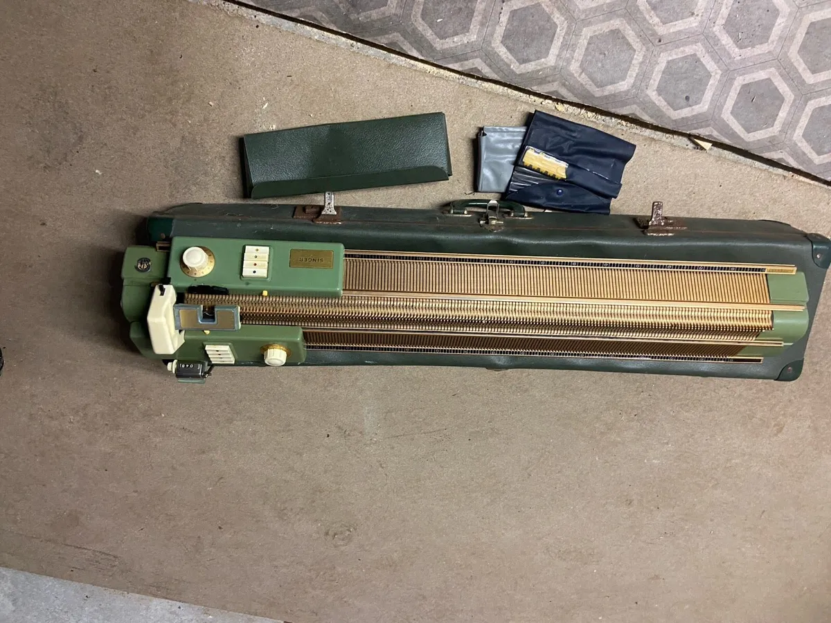Singer knitting machine - Image 1