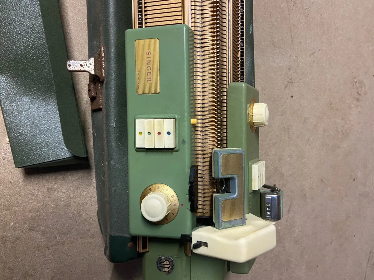 Singer knitting machine - Image 2