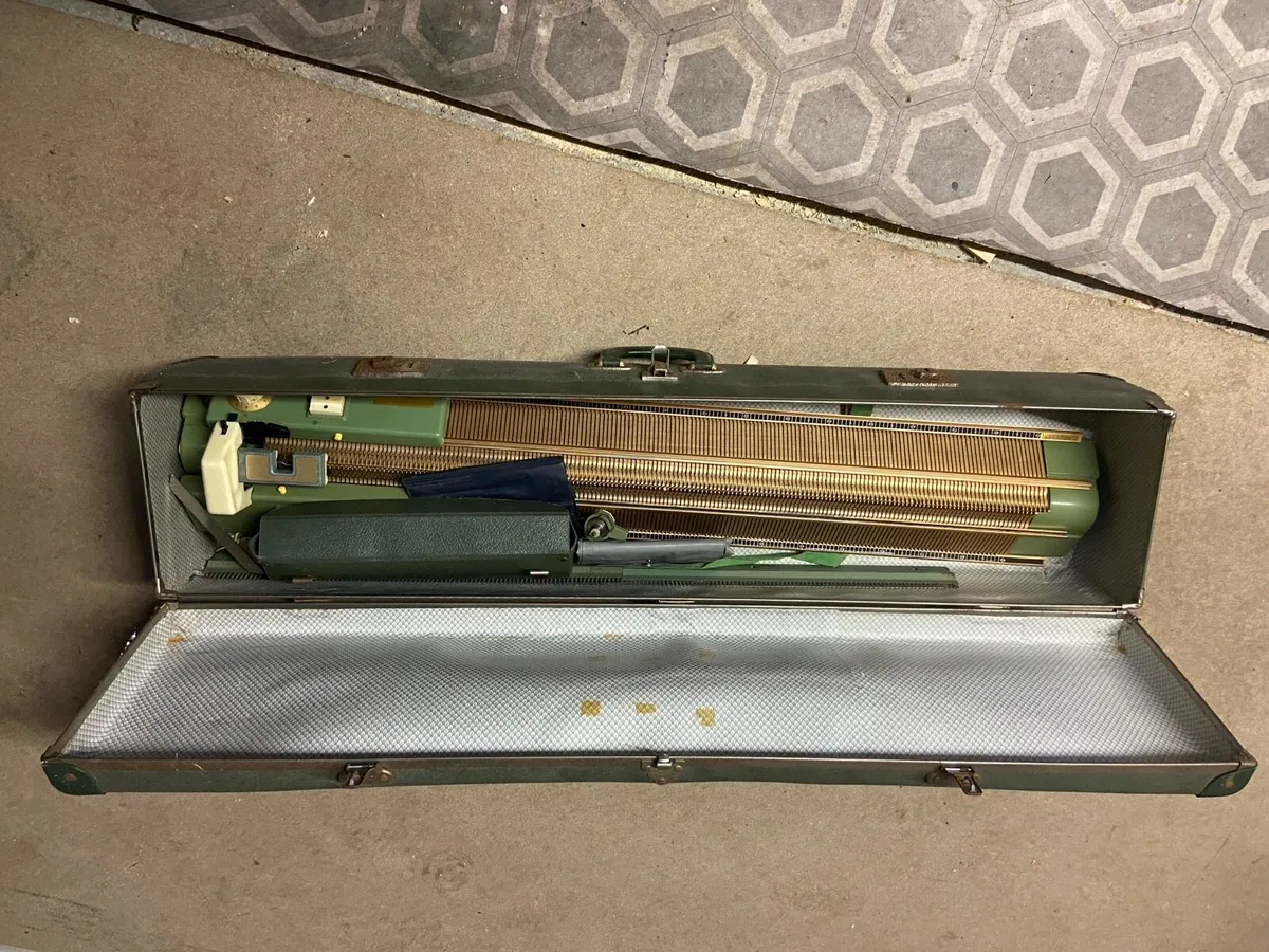 Singer knitting machine - Image 3