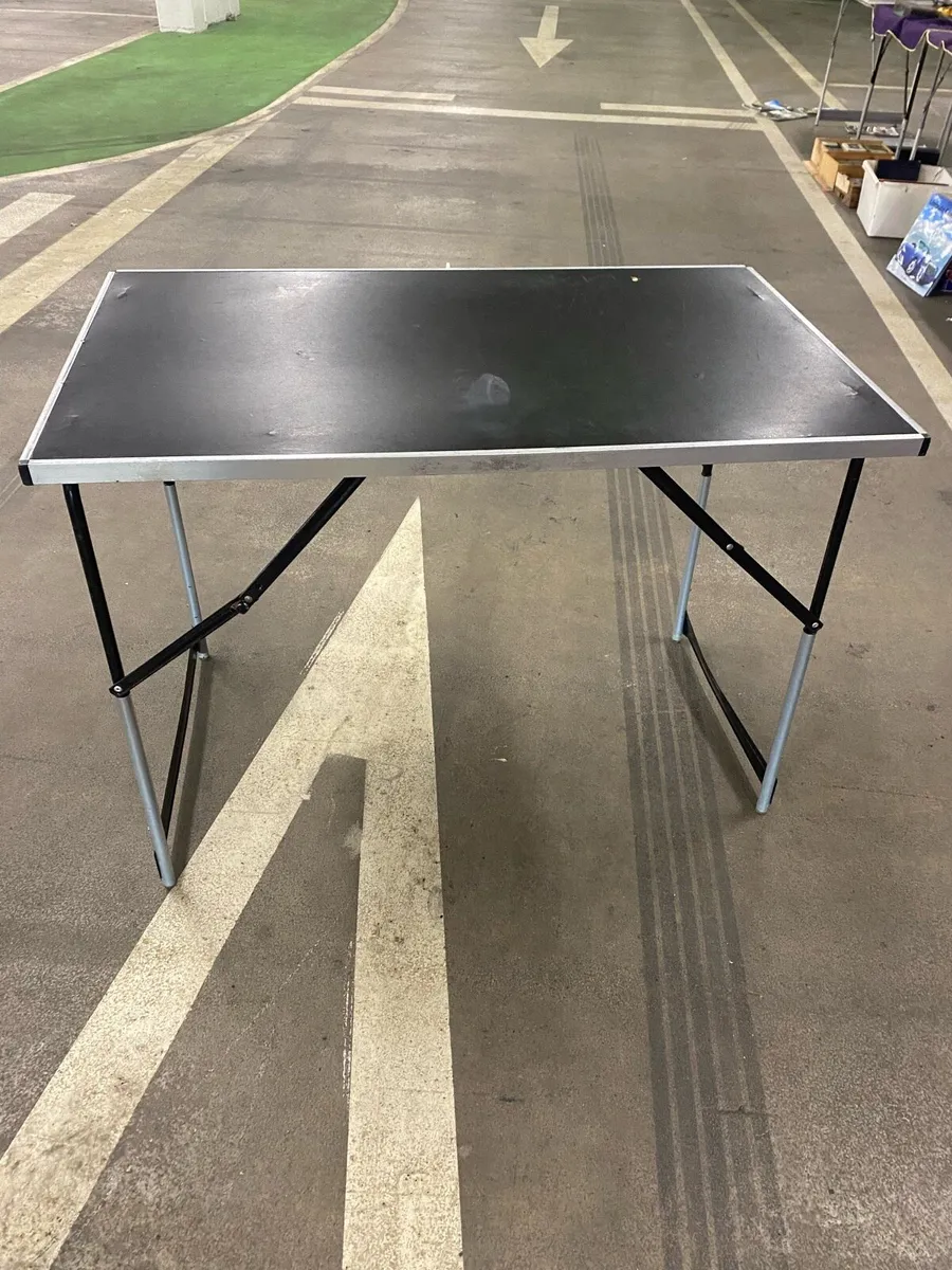 Set of 3 folding tables - Image 1