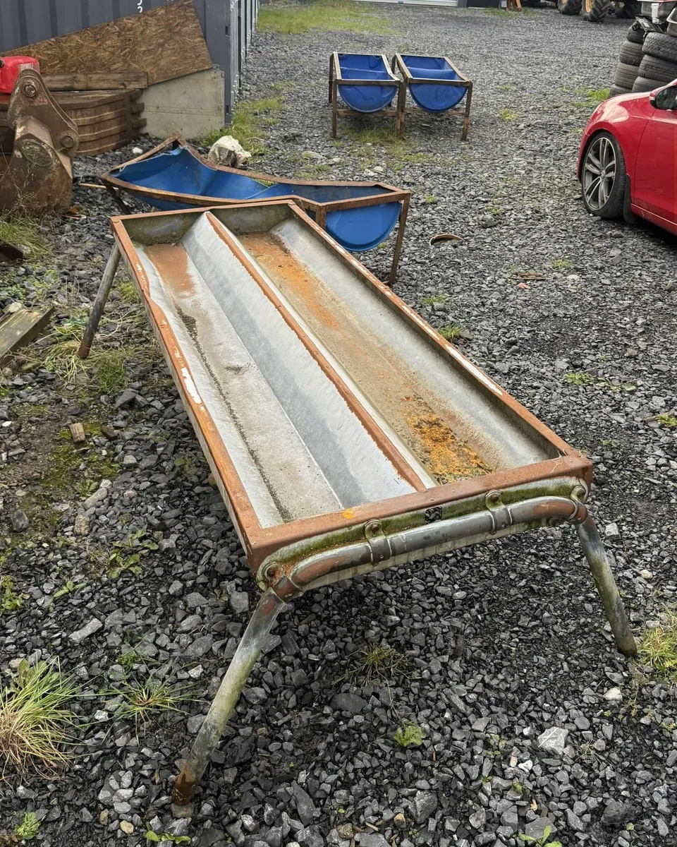 Double feeding trough