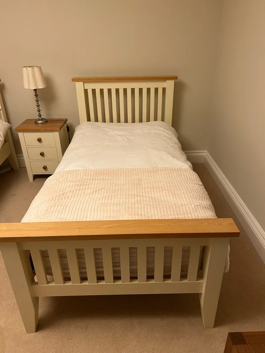 Single bed, mattress & locker - Image 1