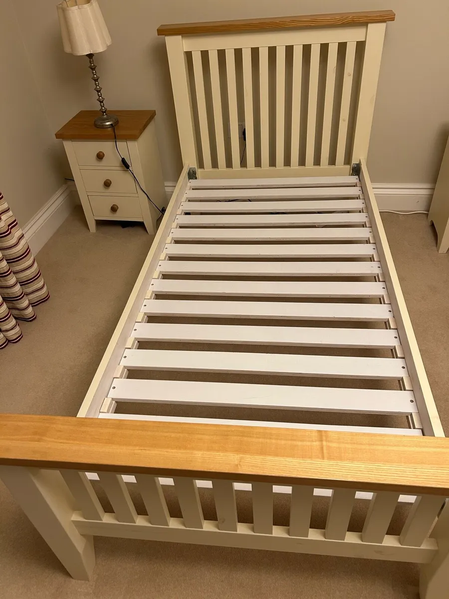 Single bed, mattress & locker - Image 3