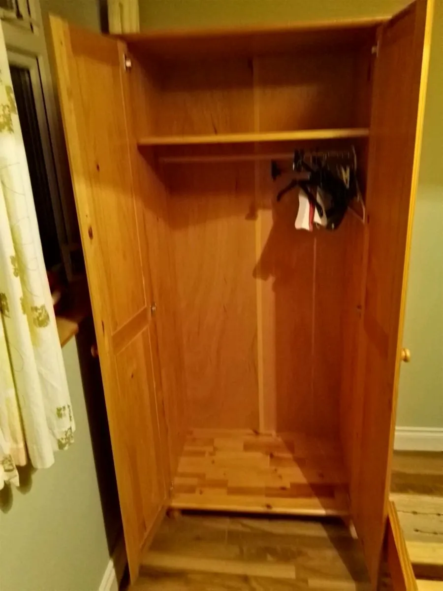 Wardrobe and locker - Image 2