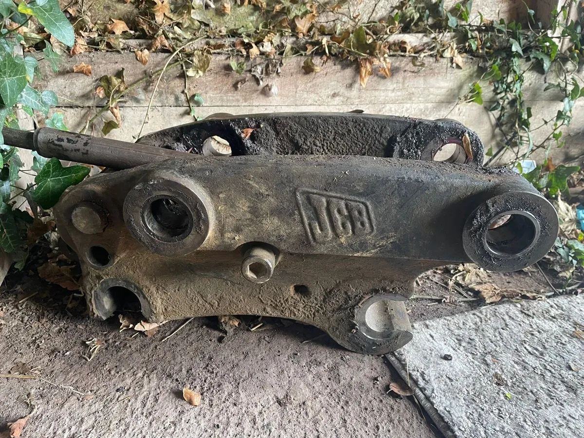 JCB 3cx quick hitch - Image 1