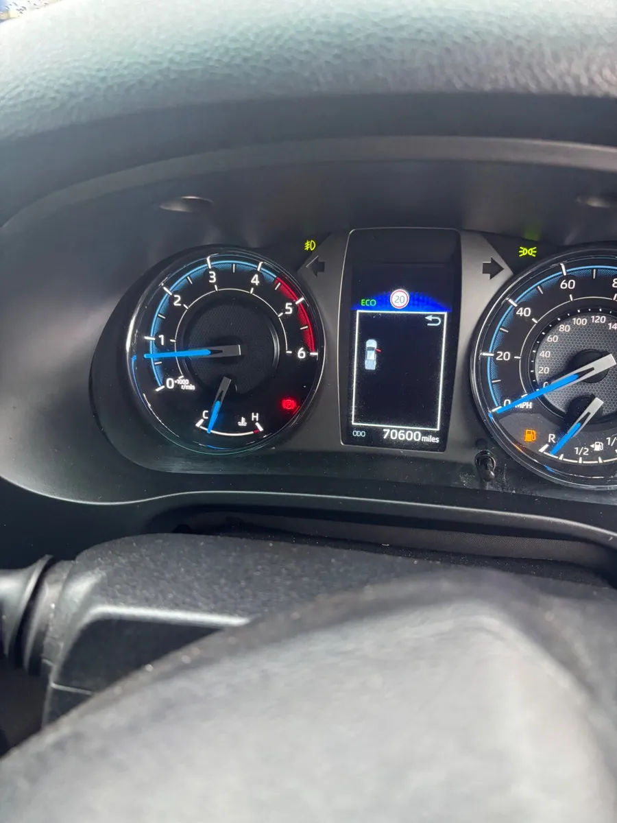 Toyota Hilux 2022 - Image 2