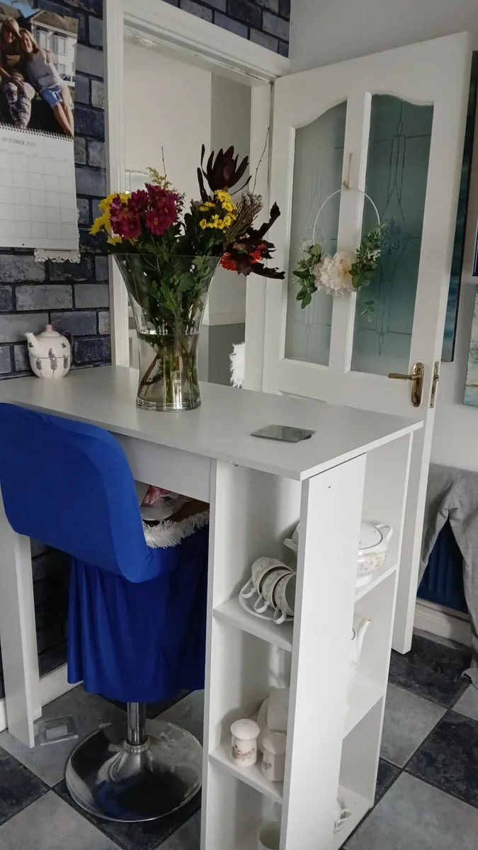 Brackfast  bar  and 2 shools - Image 1