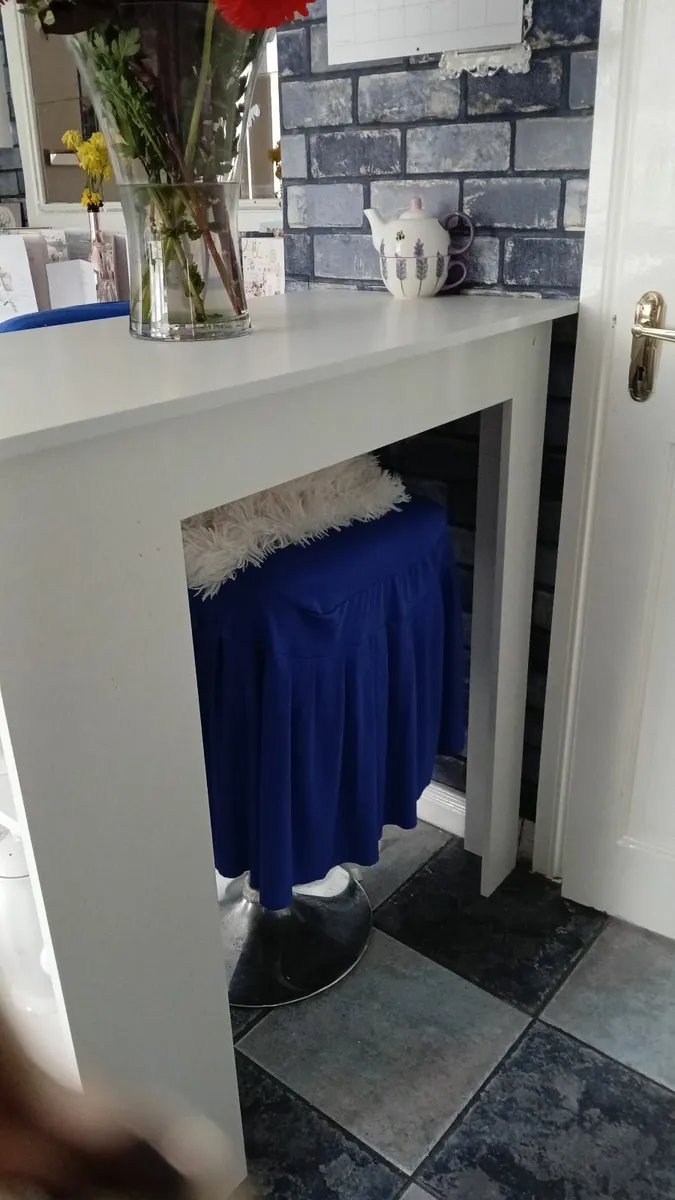 Brackfast  bar  and 2 shools - Image 2