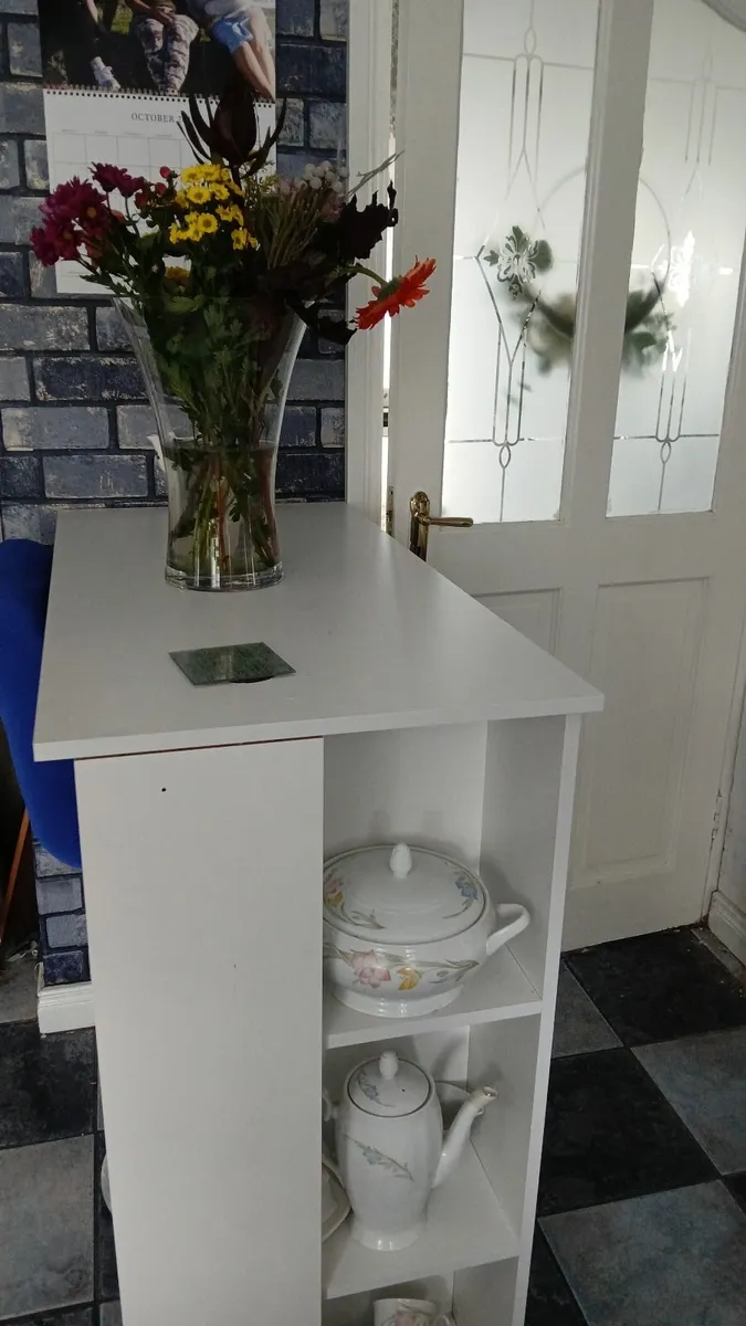 Brackfast  bar  and 2 shools - Image 3