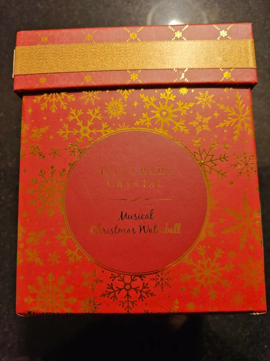 Tipperary crystal snow globe - Image 2