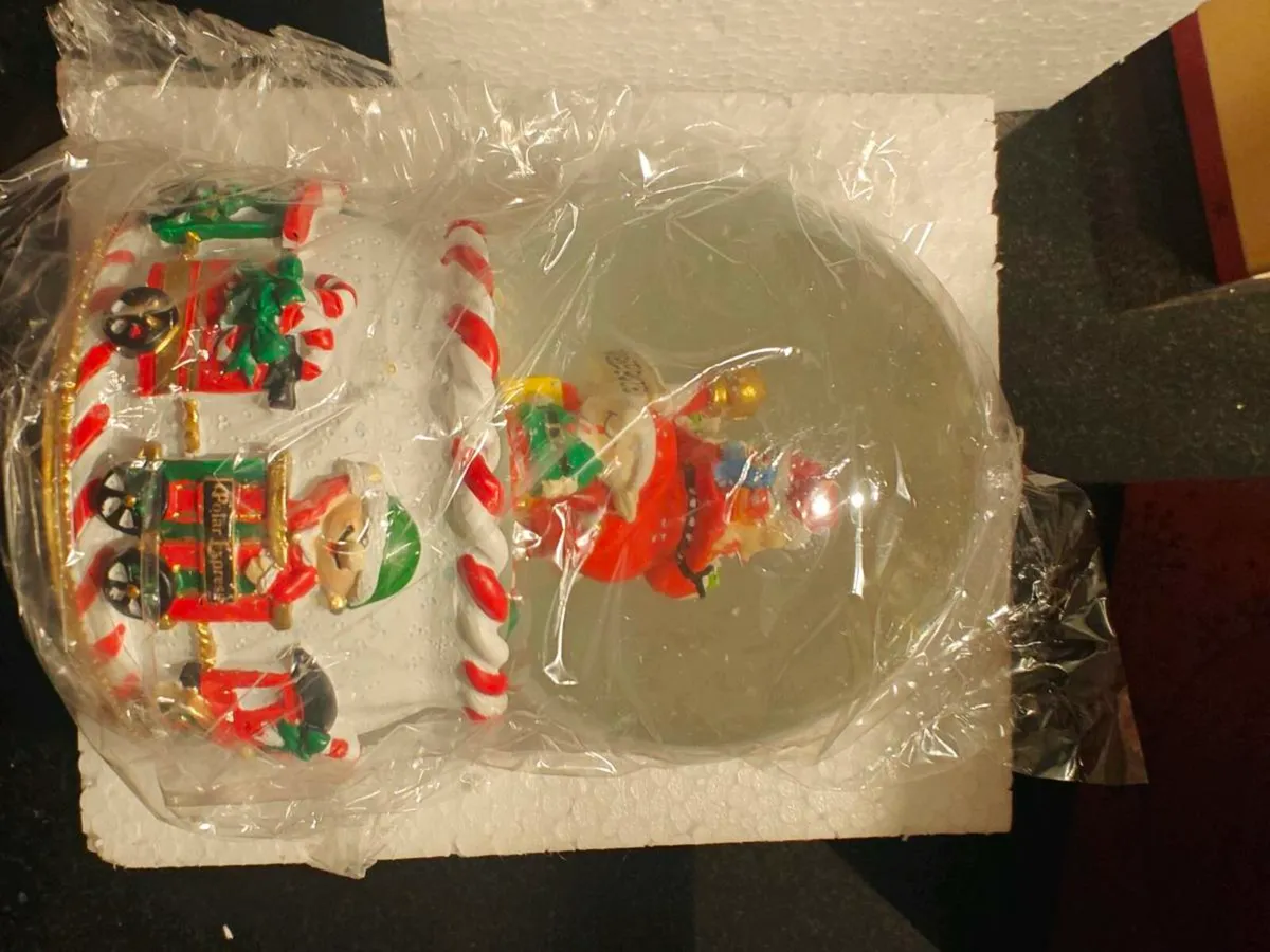 Tipperary crystal snow globe - Image 4