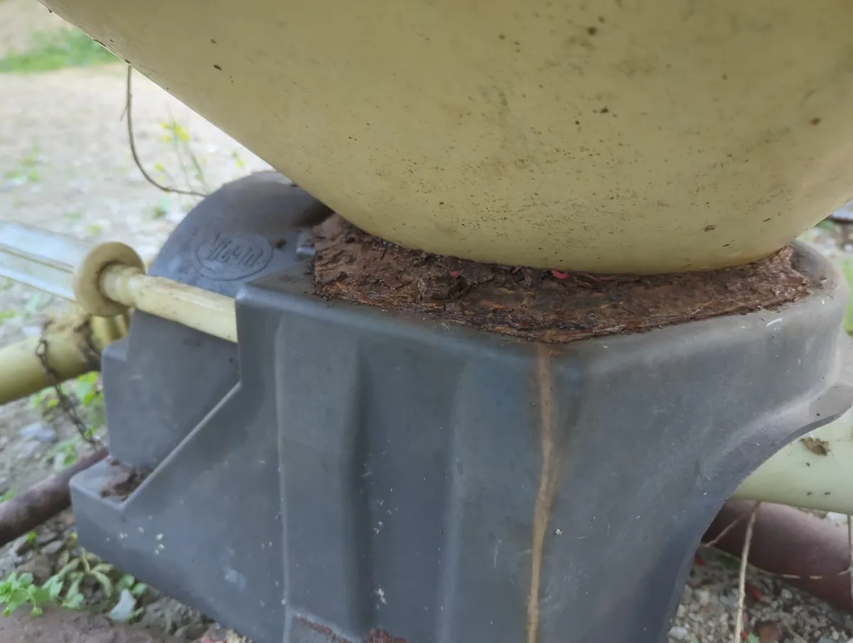 Fertiliser Spreader - Image 1