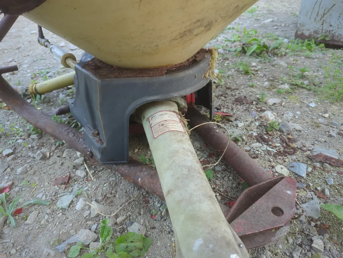 Fertiliser Spreader - Image 2