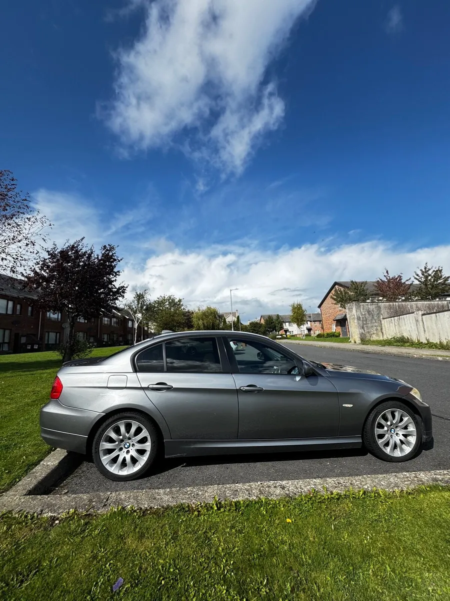 BMW 3-Series 2011 - Image 3
