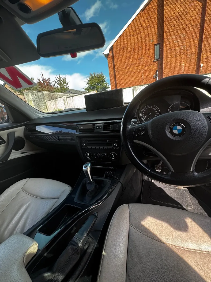 BMW 3-Series 2011 - Image 4