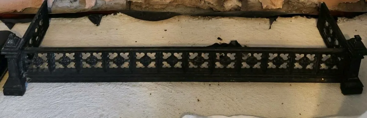 Antique cast iron fireplace fender - Image 2
