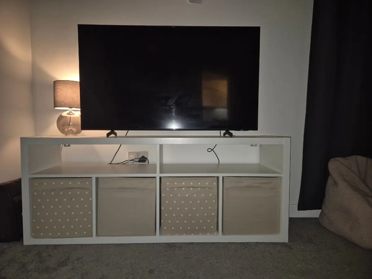 TV stand - Image 1