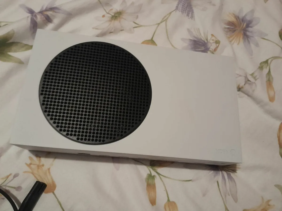 Microsoft Xbox Series S - Image 2