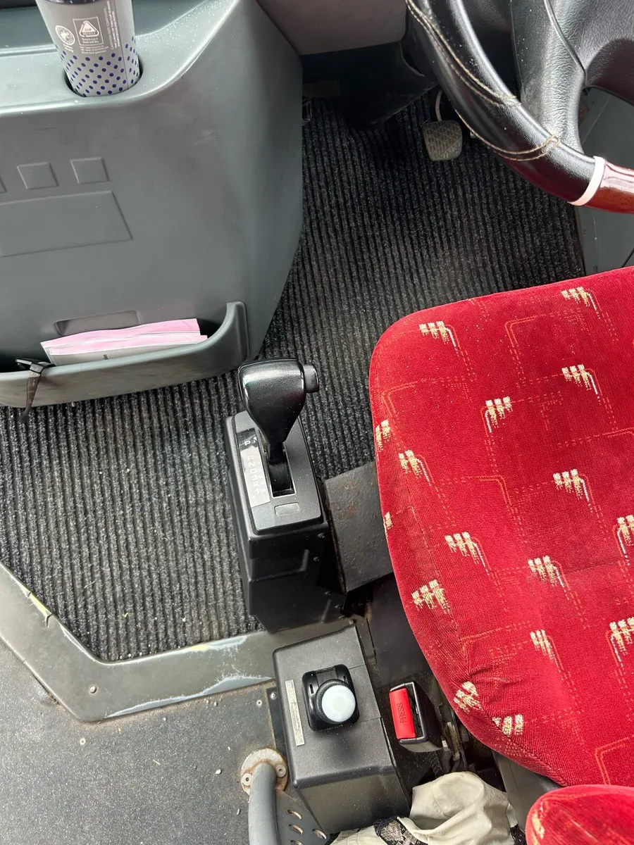 Mercedes cheta 131   33+1+Driver - Image 3