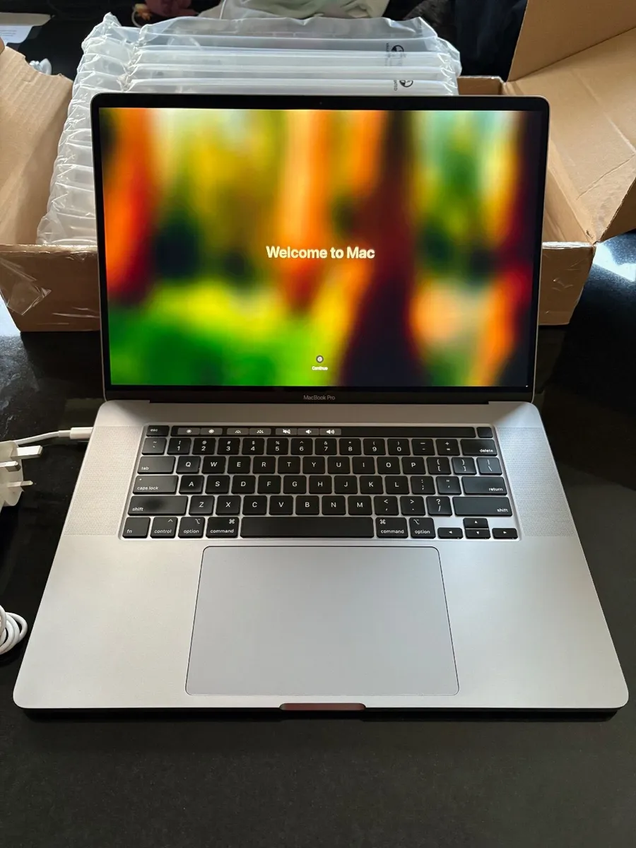 As New 16" Apple MacBook Pro Sequoia 512GB SSD, 16 - Image 1