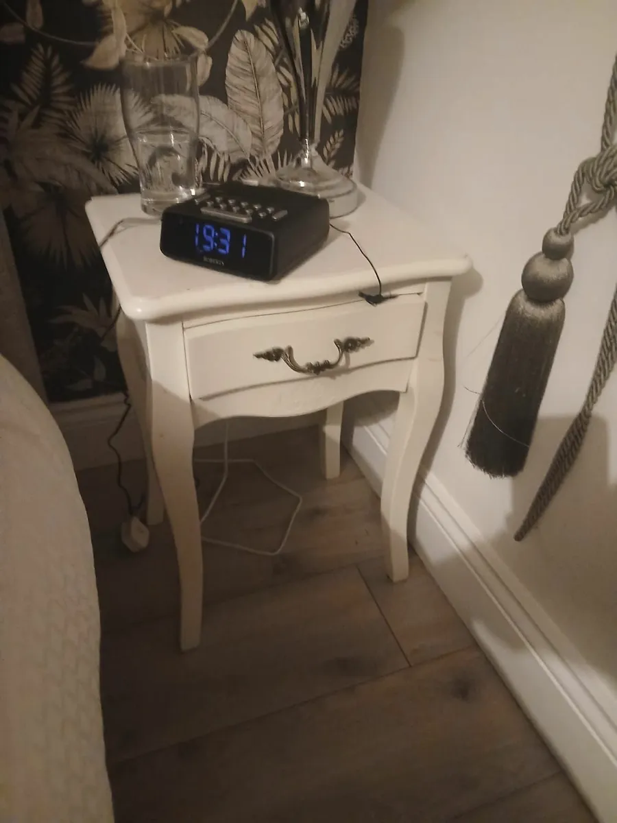 Bedside lockers x 2 - Image 1