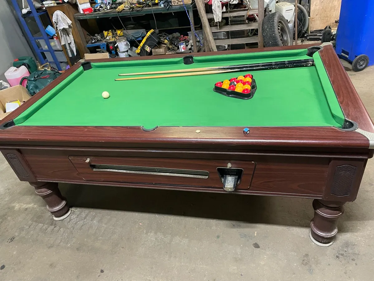 Pool table - Image 1
