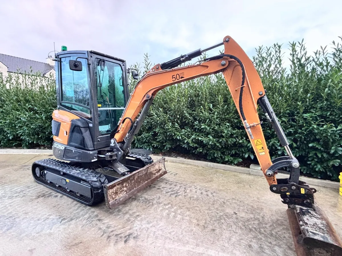 Mini digger - Image 2