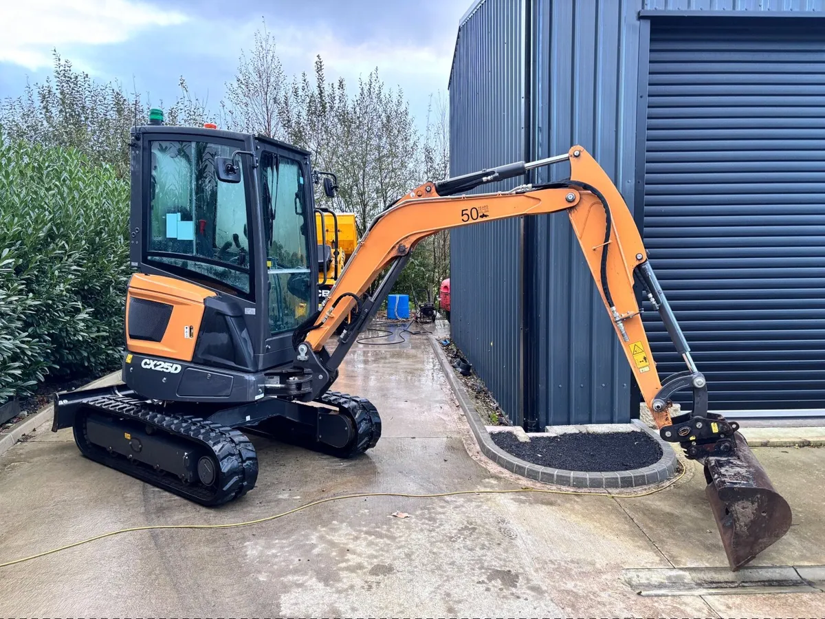 Mini digger - Image 1