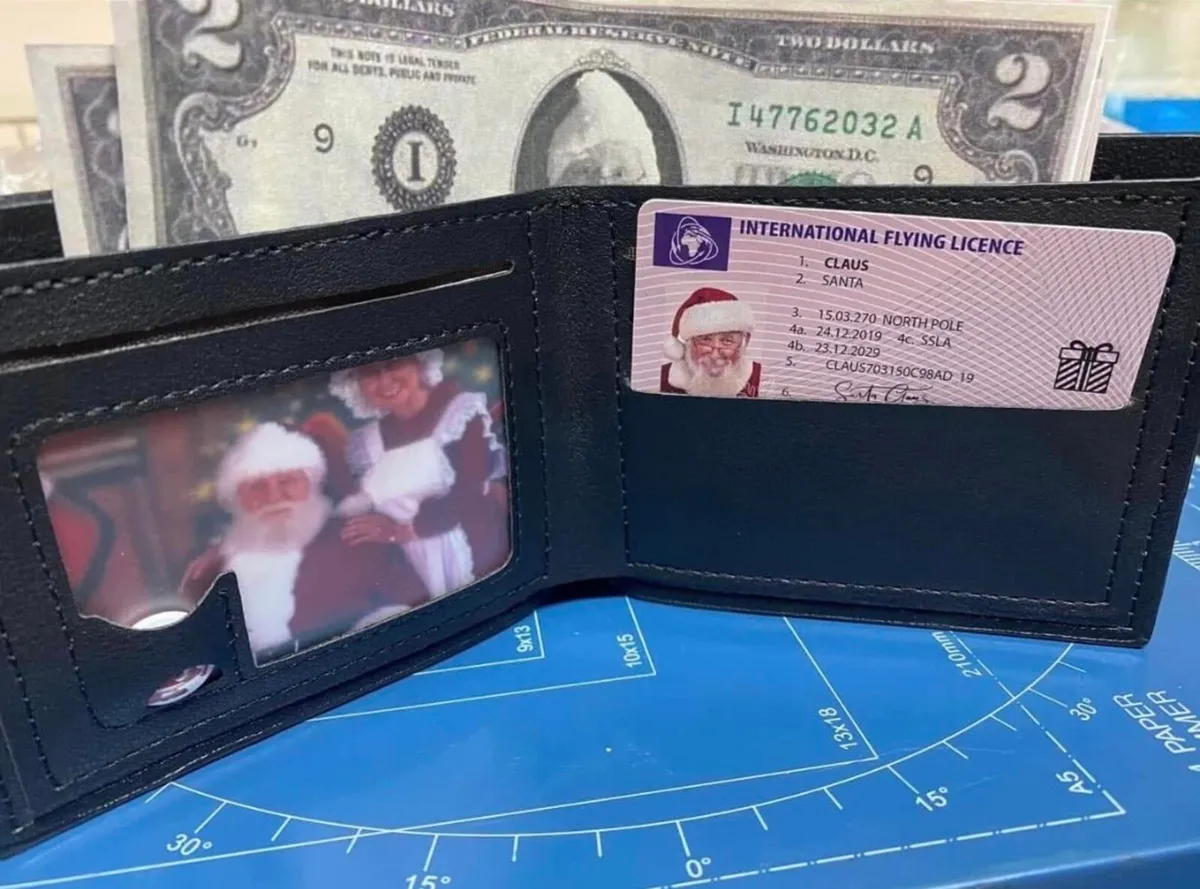 Santa’s lost wallet. - Image 1