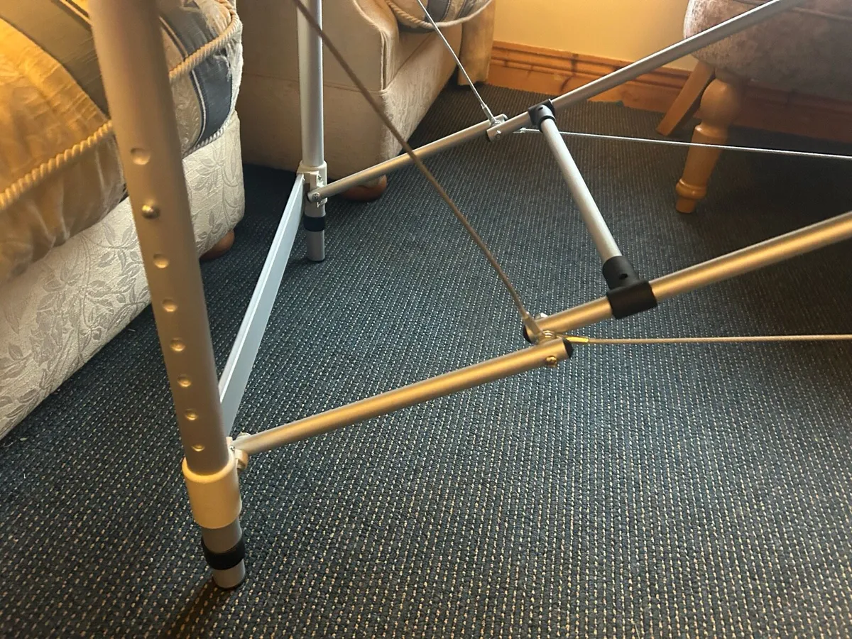 Foldable physio/massage table - Image 3