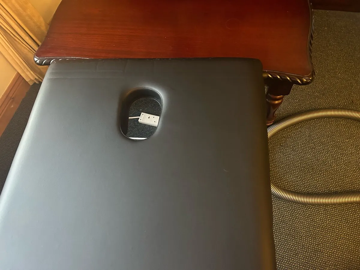 Foldable physio/massage table - Image 4